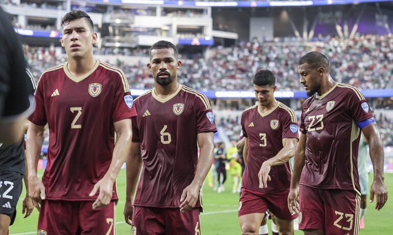 Los jugadores de Venezuela dejan el campo de juego al finalizar el primer tiempo en el partido contra México por la segunda fecha del Grupo B de la Copa América 2024 en el SoFi Stadium, en Inglewood, California.