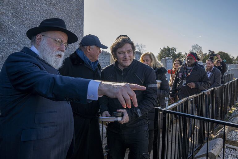 El presidente electo de Argentina, Javier Milei (d), visita tumbas de rabinos en el cementerio judío de Montefiore en Springfield Gardens en Queens, Nueva York (EEUU). 