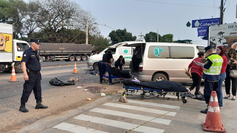 Momentos en que los cuerpos son retirados en ambulancias desde el lugar del accidente.