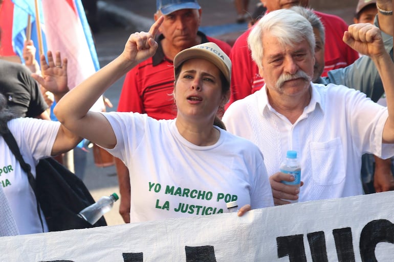 La exsenadora de oposición Kattya González (c) lideró la marcha 'Por la Justicia, contra toda la injusticia'. Mañana presentará su quinto urgimiento a la Corte exigiendo se expidan sobre la acción de inconstitucionalidad en contra de su expulsión del Senado. (EFE).