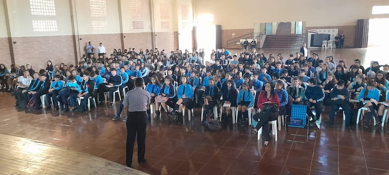 La Policía Nacional realiza charlas en escuelas para la prevención del consumo de drogas.