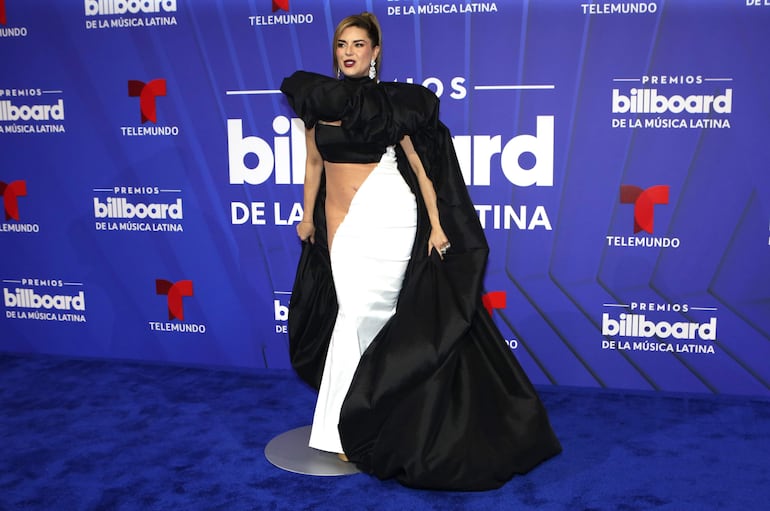 La actriz y exmiss Universo Alicia Machado posa muy elegante en la alfombra azul de los premios Billboard de la Música Latina. (EFE/ Marlon Pacheco)
