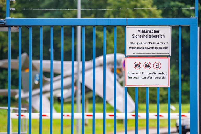 Un cartel indica la zona de seguridad militar frente al cuartel del Bundeswehr Colonia-Wahn, en Colonia, Alemania.