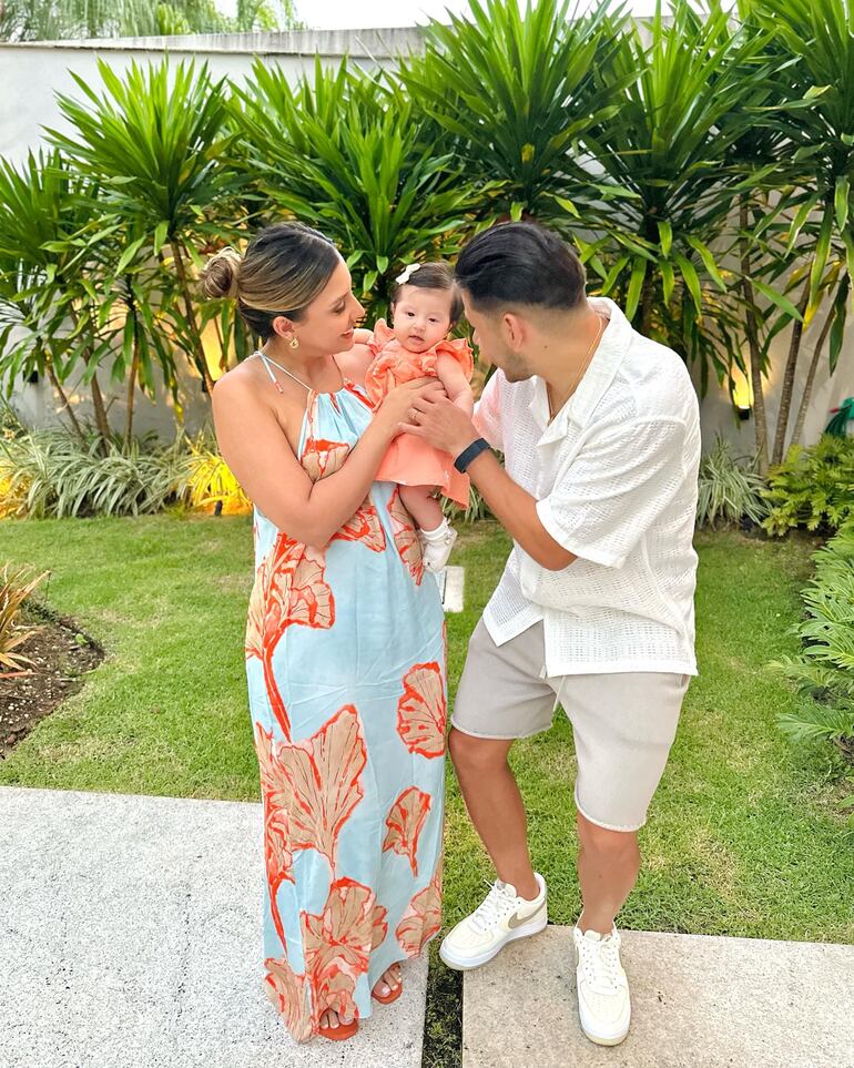 ¡Pura ternura! Óscar Romero y Jani González jugando con Aitana. (Instagram/Janina González)