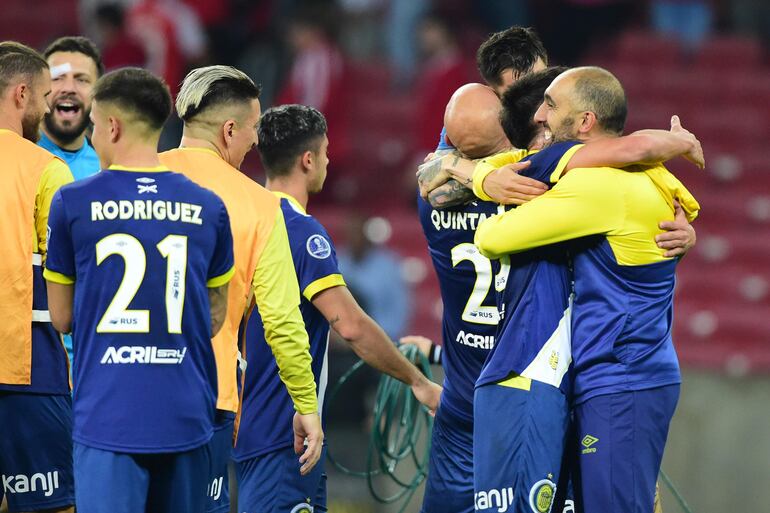 El paraguayo Alan Rodríguez (21), jugador de Rosario Central, festeja la clasificación a los octavos de final de la Copa Sudamericana 2024 en el estadio Beira-Río, en Porto Alegre, Brasil.