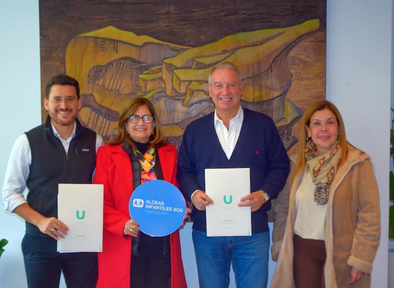 Alejandro Gómez Abente, Silvia Murto de Méndez, Arsenio Ocampos y  Ana Medina durante la firma entre ueno bank y Aldeas.