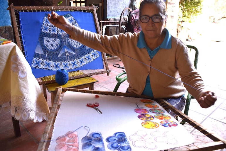 La habilidosa artesana Irene Sosa muestra las técnicas que utilizan en el bastidor, aguja y el hilo de algodón para confeccionar el ñandutí.