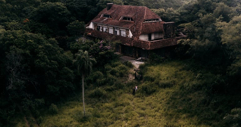 Una de las imágenes donde se puede apreciar el exterior de la casa en la que se filmó "No entres".