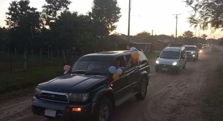 En la antesala de la Fiesta de la Tradición Laureleña, ciudadanos conocidos como "Laureleños por el Mundo" realizaron una caravana por el centro de la ciudad, seguida de un emotivo encuentro. Participaron personas que regresaron a su ciudad natal después de 40 años.