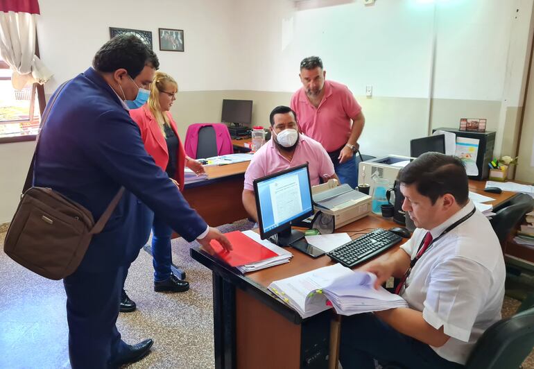 El abogado David Castillo junto a su cliente el imputado Ramón Acuña durante su declaracion indagatoria ante la fiscal Maria Agustina Unger. 