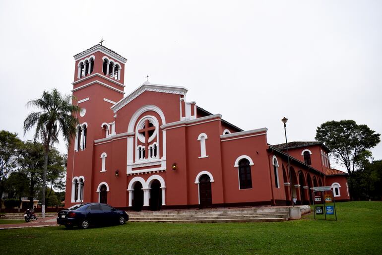 El templo San José de Ybycuí  donde está enterrado el padre Julio César Duarte Ortellado.  La comunidad busca la  beatificación y santificación del religioso.