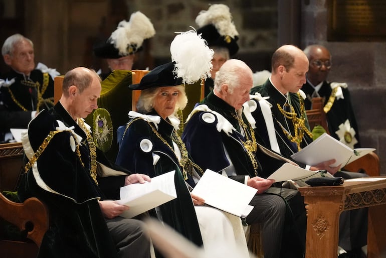 El Príncipe Eduardo, Duque de Edimburgo; la Reina Camila, el Rey Carlos III de Gran Bretaña y el Príncipe Guillermo en el Servicio del Cardo en la Catedral de St Giles en Edimburgo. (Andrew Milligan / POOL / AFP)