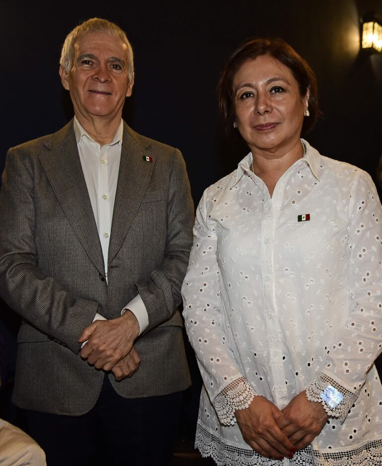 El embajador de México en Paraguay, Juan Manuel Nungaray y Jacqueline Morán Rosas.