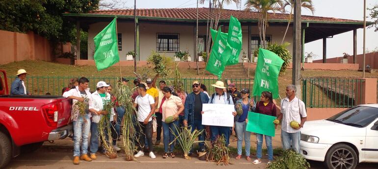 
Un grupo de productores se trasladó hasta la oficina de la Dirección de Extensión Agraria de Santaní para insistir con el pedido de ayuda 