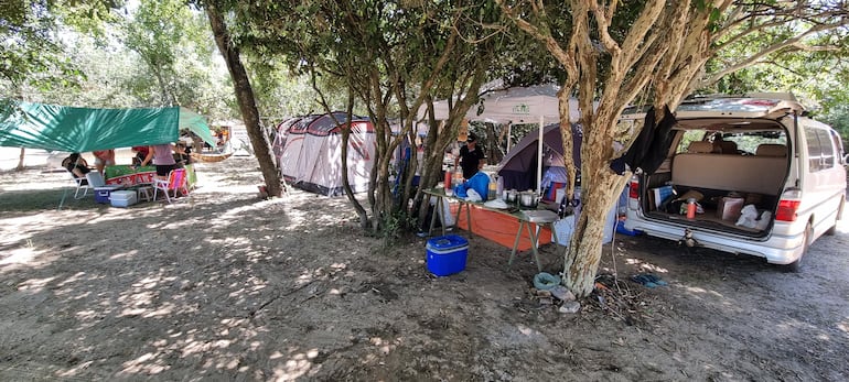 Grupo de turistas que llegaron desde la ciudad de Pastoreo Caaguazú para disfrutar la playa Camping Paraíso de Villa Florida.