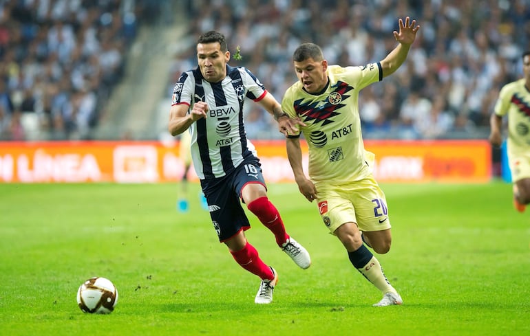 Duelo entre paraguayos. Celso Fabián Ortiz (30 años), mediocampista central de Monterrey, transporta el esférico ante la persecución de Richard Rafael Sánchez (23). La revancha será mañana.