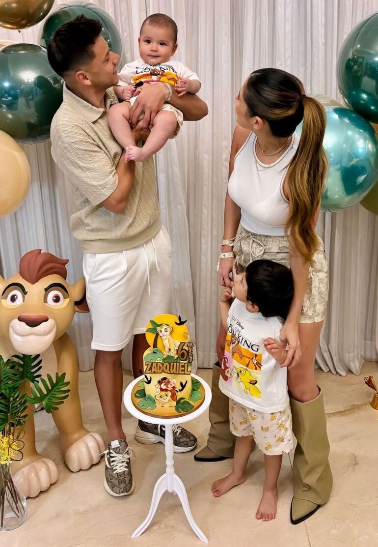 El orgulloso papá Ángel Romero con Zadquiel en brazos ante las tiernas miradas de Gabriela Miskinich y el pequeño Ciro. (Captura de la historia de Instagram de Gabriela Miskinich)