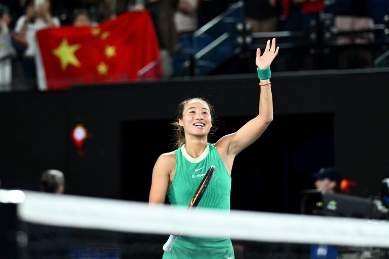 La china Qinwen Zheng en un partido de las semifinales del Abierto de Australia 2024.
