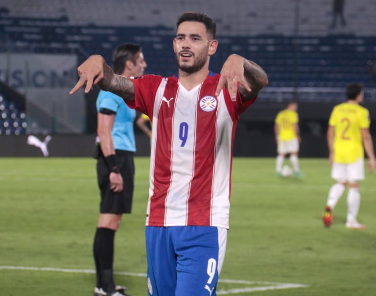 Antonio Sanabria celebra su gol ante Colombia en el Defensores del Chaco.