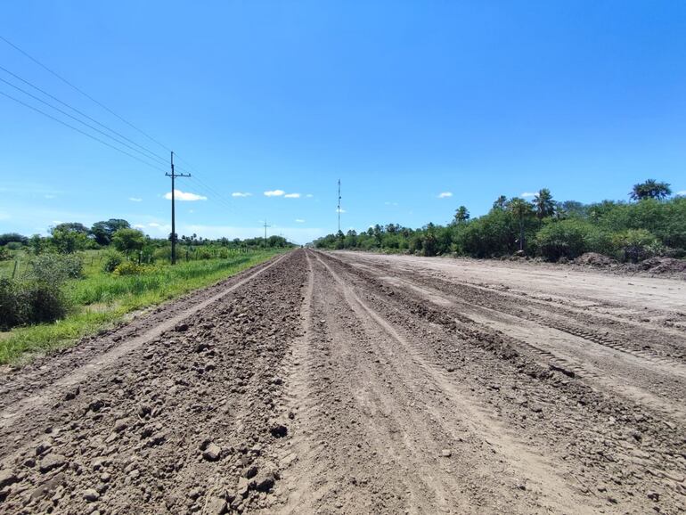 Trabajos de despeje y cargada de terraplèn en la zona conocida como Parapiti, en el tramo Olimpo - Toro Pampa, ahora las tareas se suspenden temporalmente para que las pocas maquinarias de la gobernacion, puedan realizar sus respectivos mantenimientos.