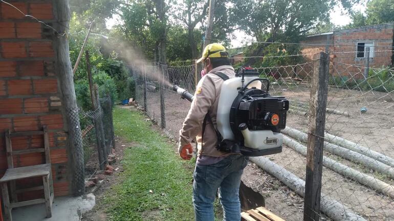 Un funcionario de Senepa fumigando un hogar. 