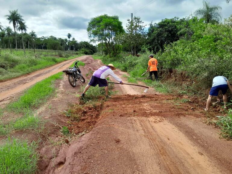 Con pala y asada tratan de paliar mal estado de camino en Carapeguá.