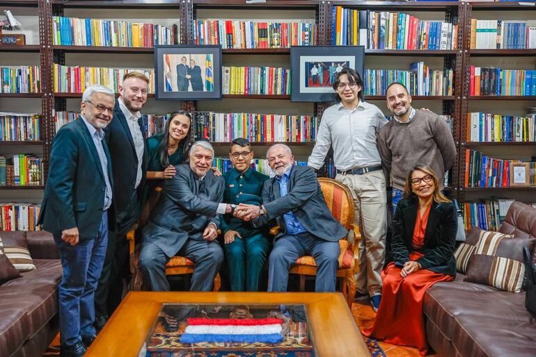 Fernando Lugo, su familia y Lula Da Silva, durante la reunión de esta noche. (Foto de Ricardo Stuckert)