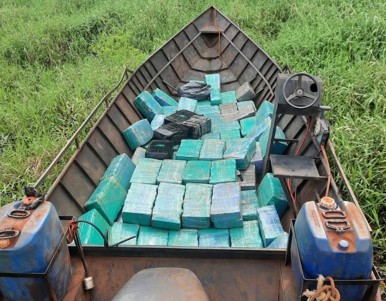 Los desconocidos abandonaron en el lago de Itaipú una embarcación cargada con marihuana.