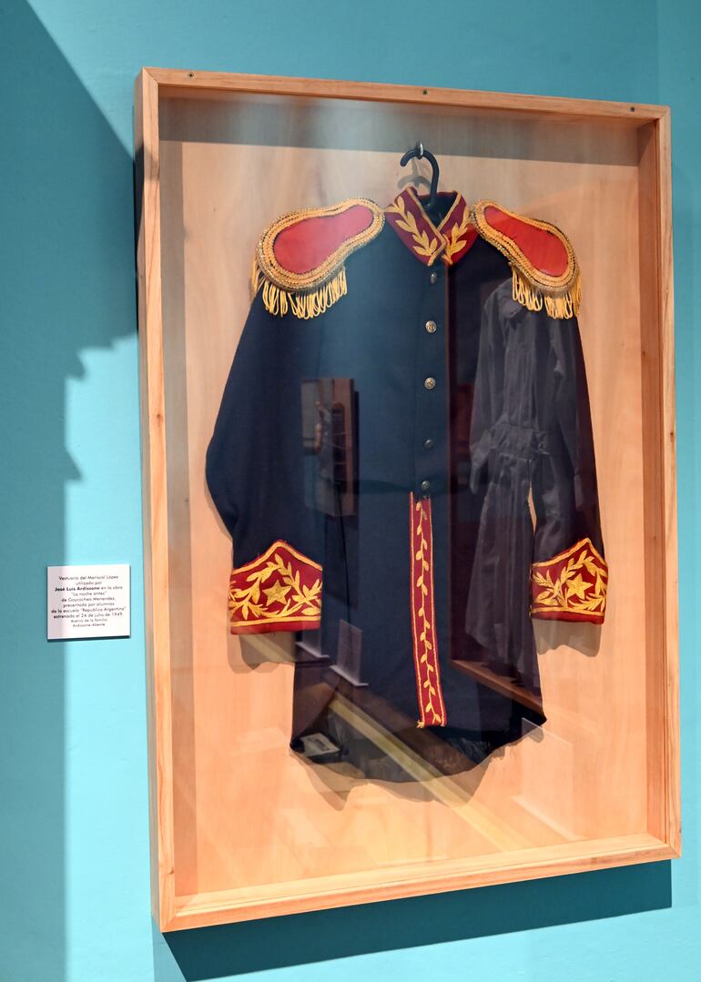 José Luis Ardissone utilizó este uniforme del Mariscal Francisco Solano López para recitar La Noche Antes en 1949 en la Escuela República Argentina.