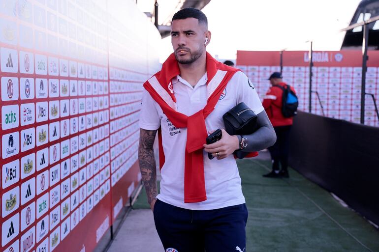 Antonio Sanabria, jugador de la Albirroja, llegando al estadio Monumental de Santiago.