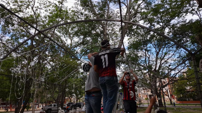 Intensos preparativos para la habilitación del túnel de luces en la plaza Mariscal Francisco Solano López.