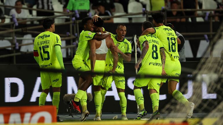 El paraguayo Gustavo Gómez (15), futbolista de Palmeiras, celebra un gol en el partido contra Botafogo por la jornada 31 de la Serie A de Brasil en el estadio Olímpico Nilton Santos, en Río de Janeiro.