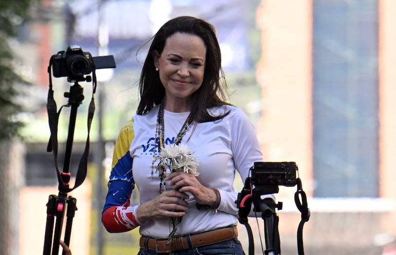 La líder opositora venezolana María Corina Machado hace un gesto durante una protesta convocada por la oposición en vísperas de la investidura presidencial, en Caracas.