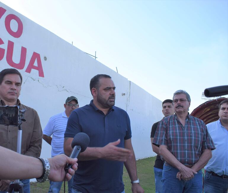 El futuro Ministro de la Secretaría Nacional de Deportes, César "Tigre" Ramírez, se comprometió en dotar de lumínica al estadio municipal de Carapeguá
