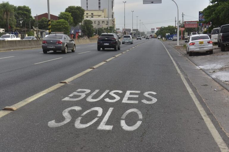 Carril exclusivo de buses sobre la Ruta PY03.