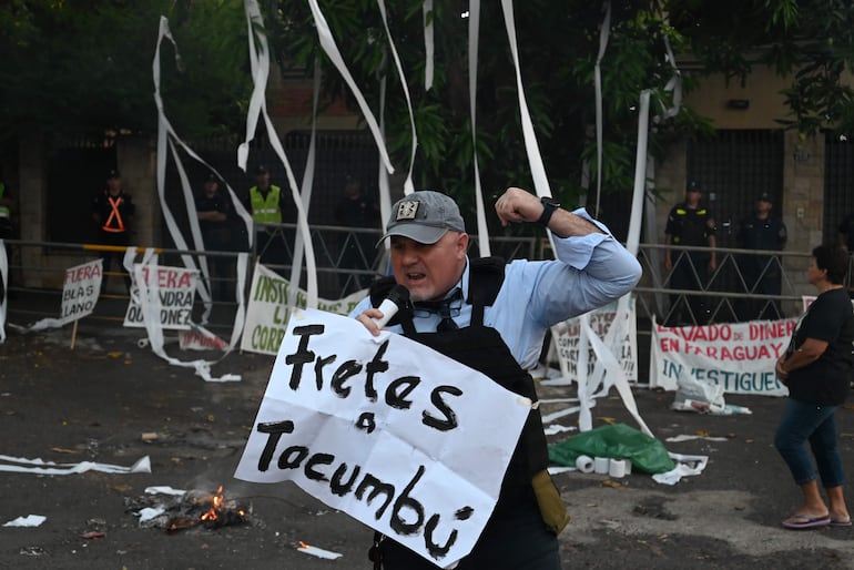 Uno de los tantos escraches a Antonio Fretes, en su propia casa.