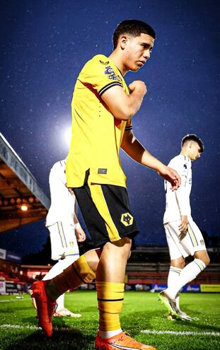 Enso González, jugador del Wolverhampton, durante el partido ante el Leeds en Aggborough Stadium de la ciudad inglesa de Kidderminster.