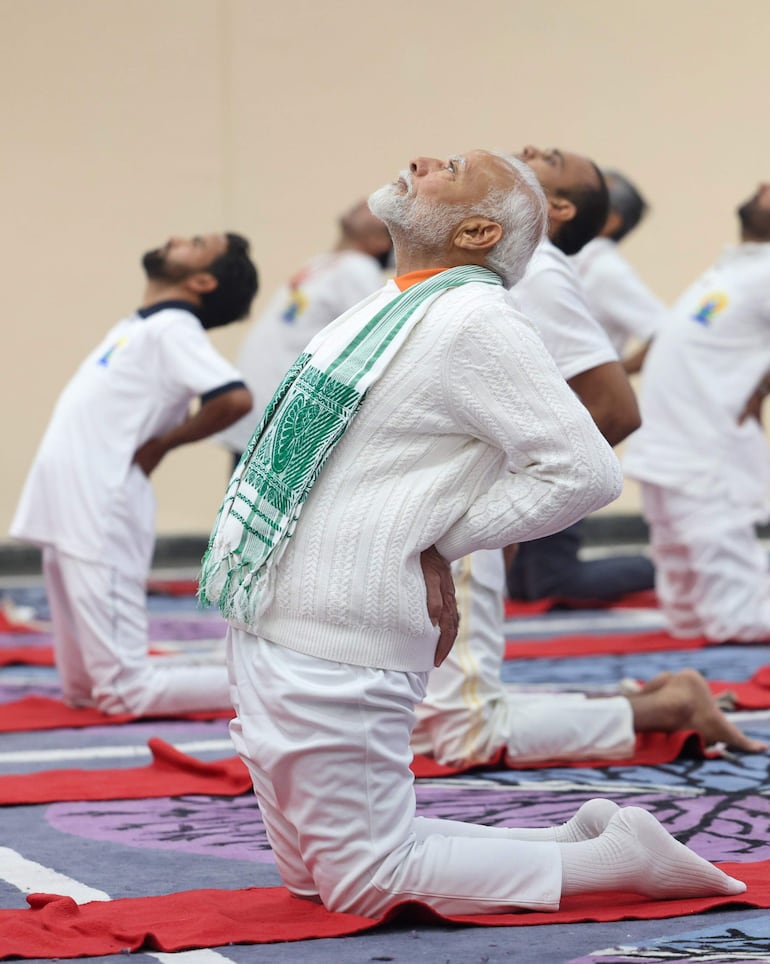 El primer ministro de la India, Narendra Modi, practicando la postura del camello. 