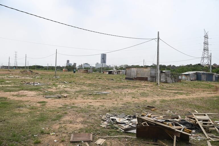 Inmueble que la Municipalidad de Asunción quiere subastar. Está ubicado sobre General Santos casi Costanera, detrás de las casitas de colores.