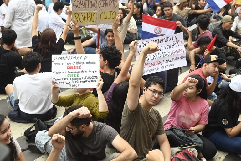 Estudiantes de la Universidad Nacional de Asunción (UNA) en paro se manifiestan por el Arancel Cero sobre la calle El Paraguayo Independiente.