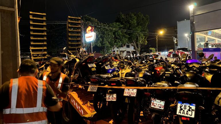 Las motocicletas incautadas fueron alzadas en un camión y llevadas al corralón.