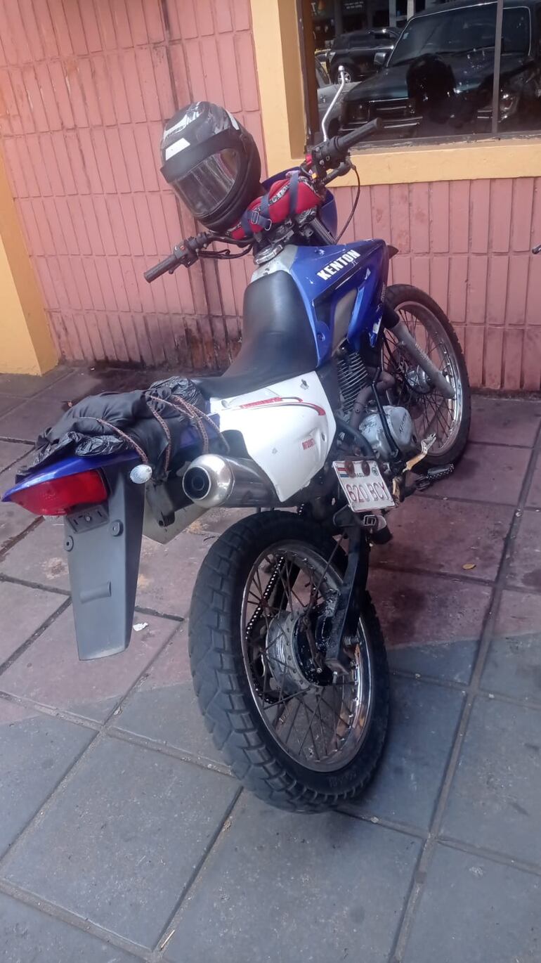 La motocicleta fue abandonada por los presuntos ladrones.