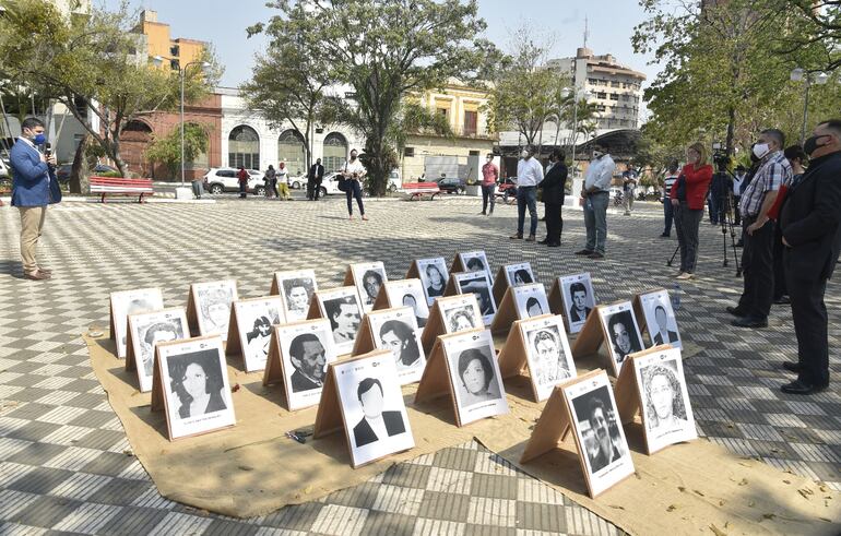 Emotiva recordación a las víctimas de la dictadura de Stroessner se llevó a cabo ayer en la plaza de los Desaparecidos de Asunción.