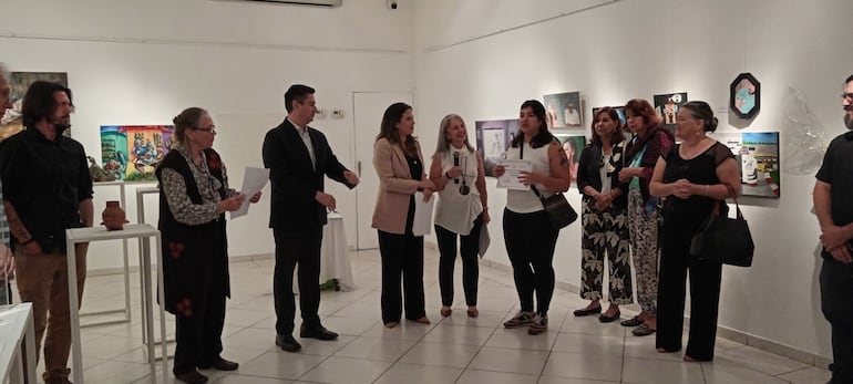 Ruth Flores (sosteniendo su certificado) al momento de recibir el reconocimiento por el primer puesto del premio Elden Tefft.