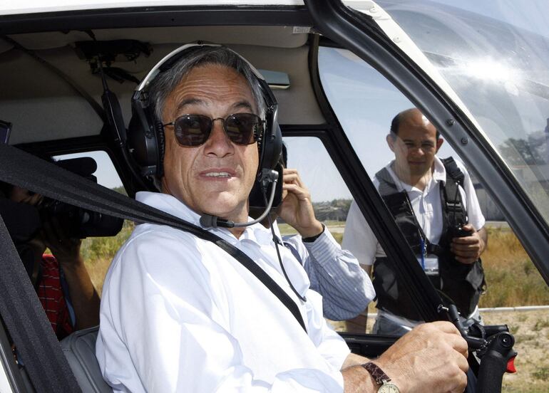 Expresidente Sebastián Piñera en su helicóptero.