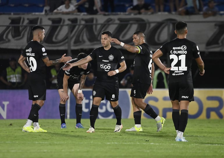 Los jugadores de Olimpia lamentan la derrota frente a Sportivo Ameliano por la fecha 18 del torneo Clausura 2024 del fútbol paraguayo en el estadio Defensores del Chaco, en Asunción, Paraguay.