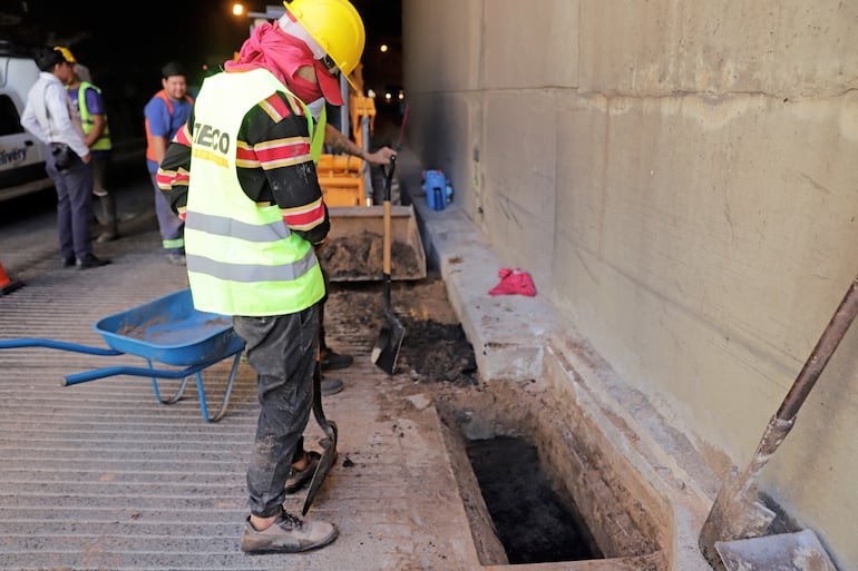 Operarios de la empresa Teco realizan los trabajos de mantenimiento del túnel Semidei.