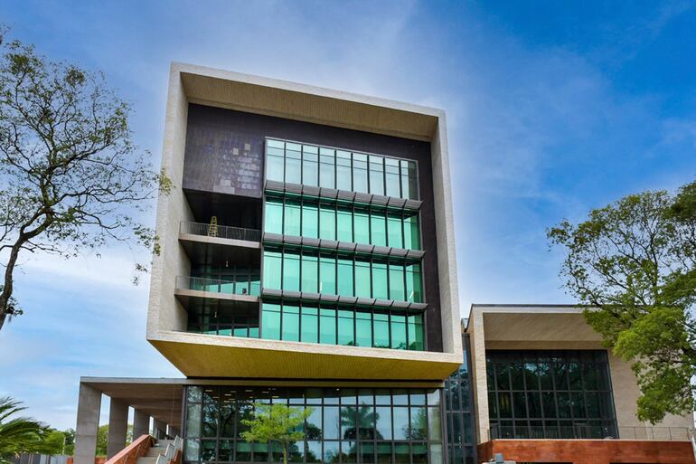 Fachada del nuevo edificio de la embajada de los Estados Unidos por cuya inauguración enterrarán una cápsula del tiempo. Los internautas pueden votar para elegir qué cosas incluir en ella. Foto: Cuenta de Twitter @laembajada