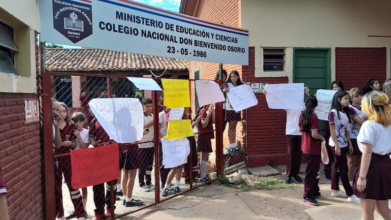 La institución no cuenta con sombra y las salas de clases son muy angostas, sin la mínima comodidad.