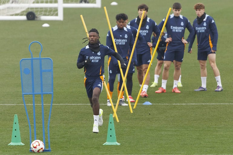 MADRID, 05/01/2025.- El jugador del Real Madrid Eduardo Camavinga (i) durante el entrenamiento previo al partido de Copa del Rey contra la Deportiva Minera en la Ciudad Real Madrid en Valdebebas, Madrid, este domingo. EFE/Sergio Pérez
